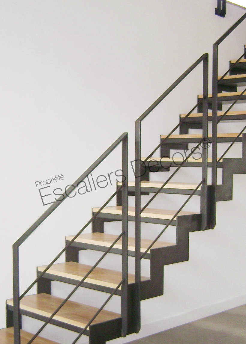 Photo DT107 - ESCA'DROIT®. Escalier design d'intérieur en métal et bois pour une maison d'Architecte et une décoration contemporaine.
